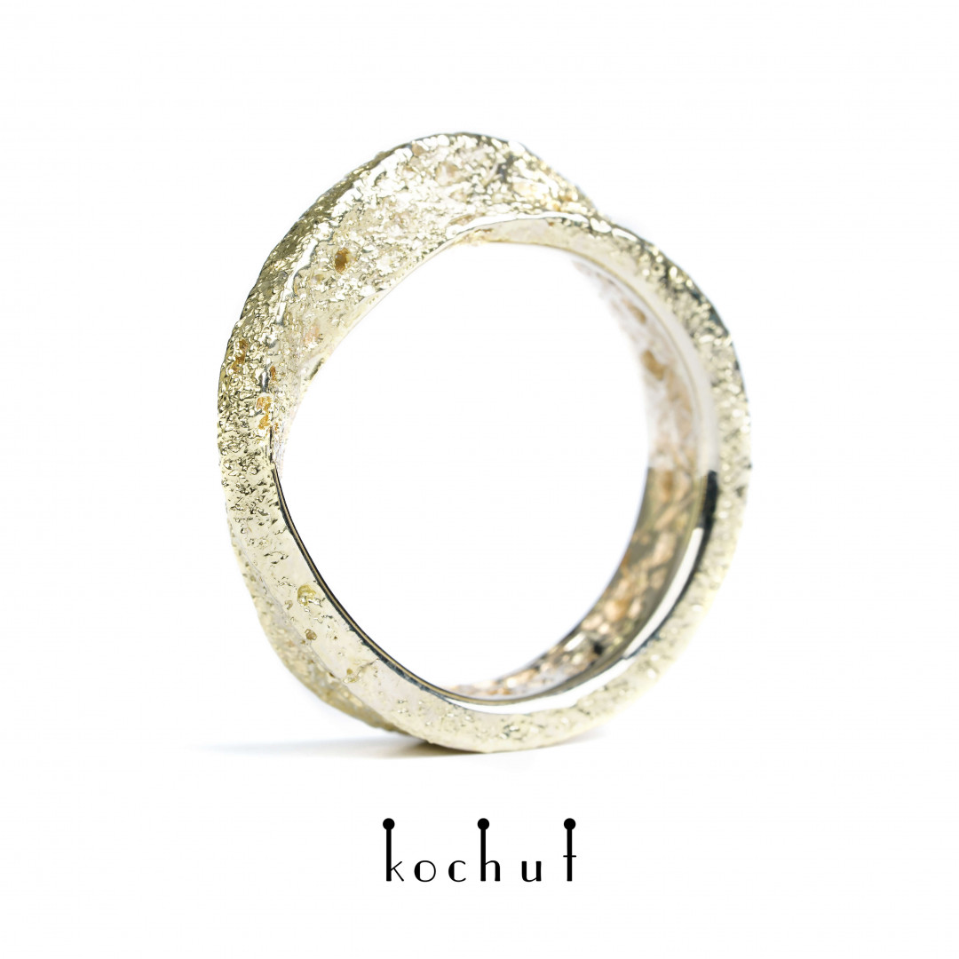 Wedding ring Celtic ribbon of Mobius White gold, fusing of yellow gold